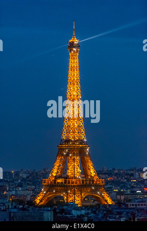 Paris - 1 septembre : Tour Eiffel au crépuscule, vu de l'Arc de Triomphe le 1 septembre 2013 à Paris, France Banque D'Images