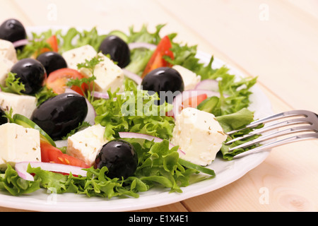 Salade grecque, énorme et olives noires, fromage de brebis, Close up Banque D'Images