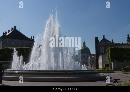 Fontaines en face du Palais d'Amalienborg à Copenhague, Danemark Banque D'Images