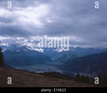 Les nuages de tempête Hoher Tenn et grosses Weisbachhorn & Le Kitzsteinhorn au-dessus du Zeller See Zell am See Salzbourg Autriche Banque D'Images