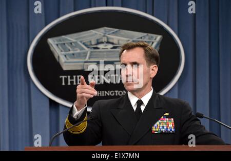 Secrétaire de presse du pentagone arrière Marine Adm. John Kirby informe les médias sur le sergent de l'armée. La libération de semaine dans la captivité des talibans et les forces spéciales américaines qui ont été tués dans des tirs amis lors d'une conférence de presse tenue dans la salle des conférences de presse du Pentagone, 10 juin 2014 à Arlington, en Virginie. Banque D'Images