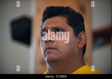 Tucson, Arizona, USA. 10 Juin, 2014. NEYOY DANIEL RUIZ, un ressortissant mexicain vivant, travaillant et payant des impôts aux États-Unis depuis 2005, a obtenu un sursis à son expulsion par l'Immigration and Customs Enforcement, lui permettant de quitter le Tucson (Arizona) église où lui et sa famille ont pris refuge pour près d'un mois. Ruiz est valide pour un an, et son avocat continue d'espérer qu'il sera admissible au renouvellement - ou que le gouvernement va créer un chemin d'accès à l'immigration régulière pour Ruiz et des milliers d'autres dans sa position. (Crédit Image : © Vous Seberger/ Banque D'Images