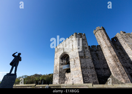 Château de Caernarfon, statue de Lloyd George à la place de la ville Banque D'Images