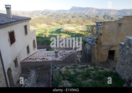 Paysage français. Vieux-Suze (vieux Suze) un ancien village fortifié perché sur une colline escarpée dominant une vallée fertile dans la Drôme, France. Banque D'Images