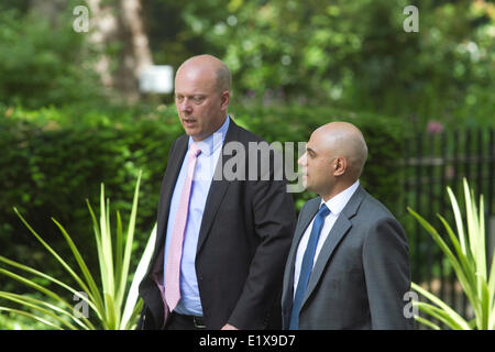 Westminster London UK. 10 juin 2014. Secrétaire de la Justice Chris Grayling (à gauche) et la culture Sajid Secrétaire Javid (à droite) Arrivée à Downing Street pour la réunion hebdomadaire du cabinet Crédit : amer ghazzal/Alamy Live News Banque D'Images