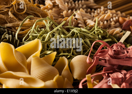 Assortiment de pâtes italiennes à sec sur un arrière-plan Banque D'Images