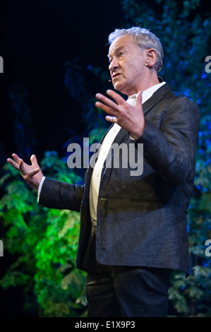 Simon Schama parle de 'l'histoire des Juifs" sur scène à Hay Festival 2014 ©Jeff Morgan Banque D'Images