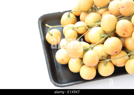 Baccaurea ramiflora ou raisins birman en noir plat sur fond blanc. Banque D'Images