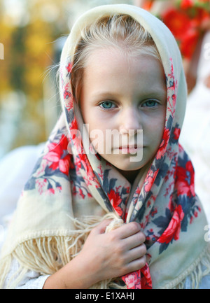 Portrait de blue-eyed girl slaves en écharpe nationale. Nom original : 'Slav' Banque D'Images