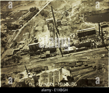 Photo de reconnaissance aérienne prise pendant la seconde Guerre mondiale, montrant les dégâts causés par les bombardements à Hanovre et à la raffinerie de Misburg. Cette image a été utilisée pour la stratégie militaire en Allemagne entre 1941 et 1945. Banque D'Images