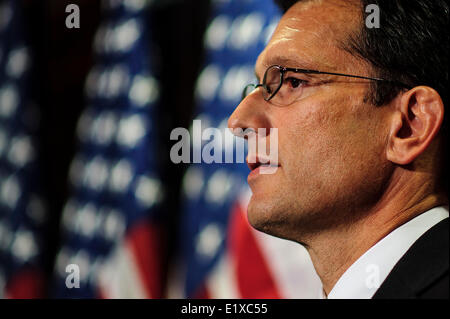 10 juin 2014 - Maison au chef de la majorité ERIC CANTOR (R-VA) a été défait par un challenger conservateur dans une élection primaire. Cantor, le deuxième plus puissant leader à la Chambre, est le plus haut rang républicaine à perdre à une nouvelle proposition d'Tea Party challenger depuis le mouvement a pris de l'importance en 2010. Sur la photo : July 20, 2012 - Washington, District of Columbia, États-Unis - Maison au chef de la minorité ERIC CANTOR (R-VA) au cours d'une conférence de presse au siège national républicain à la suite de la Conférence républicaine maison hebdomadaire. Marovich/ZUMAPRESS.com/Alamy © Pete Live News Banque D'Images