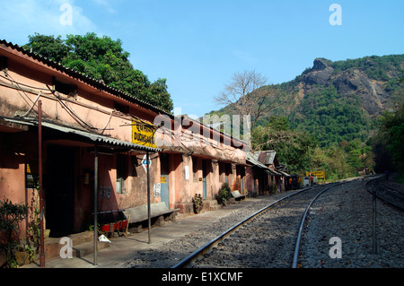 La gare de Dudhsagar l'Inde au milieu de forêt entouré par Western ghat Hills Banque D'Images