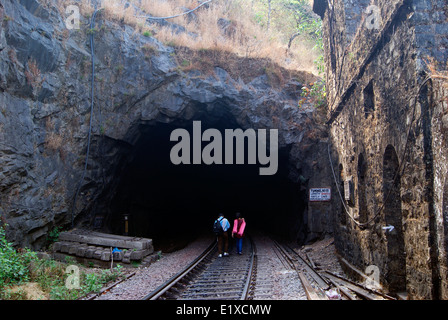 Couple en train de marcher à travers le tunnel ferroviaire à Goa Inde Frontière Banque D'Images