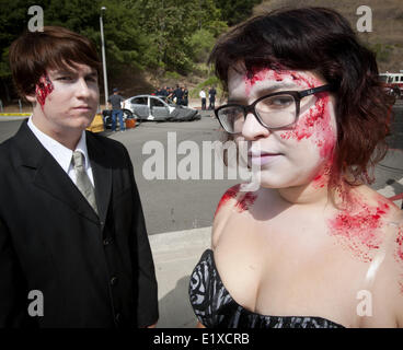 Aliso Niguel, USA. 24 mai, 2013. Ces deux l'Aliso Niguel lycéens morts joué prom festivaliers vendredi matin---sur la photo, ils se préparent à être placé dans et autour de deux véhicules s'est écrasé dans le cadre d'une démonstration de l'alcool au volant. Aliso Niguel les élèves du secondaire de l'Orange County, en Californie, ont été présentés avec une simulation d'accident décès DUI, vendredi matin. L'autorité de feu Orange County, Orange County Sheriff's Department, California Highway Patrol, Mission, hôpital, médecin, ambulance et O'Connor Mortuary avec Aliso Viejo et Laguna Niguel Banque D'Images