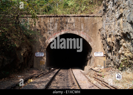 Tunnel ferroviaire en Inde sur les collines de pierres à konkan railway Goa Inde Banque D'Images