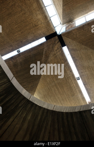 Structure en béton du plafond de la gare de RER à l'aéroport Charles De Gaulle Terminal 1 - Paris - France Banque D'Images