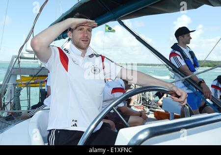 Santo André, au Brésil. 10 Juin, 2014. Le joueur de soccer national allemand par Mertesacker pose sur le bateau "Pangaea" de l'aventurier Mike Horn à Santo André, Brésil, le 10 juin 2014. La Coupe du Monde de Football aura lieu au Brésil du 12 juin au 13 juillet 2014. Dpa : Crédit photo alliance/Alamy Live News Banque D'Images