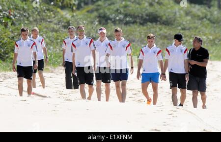 Santo André, au Brésil. 10 Juin, 2014. Les joueurs de soccer national allemand à pied avec l'aventurier Mike Horn (R) sur la plage de Santo André, Brésil, le 10 juin 2014. La Coupe du Monde de Football aura lieu au Brésil du 12 juin au 13 juillet 2014. Dpa : Crédit photo alliance/Alamy Live News Banque D'Images