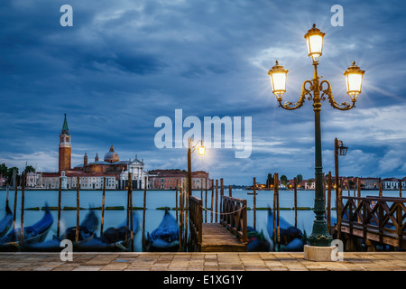 Gondoles flottant sur le Grand Canal après le coucher du soleil Banque D'Images
