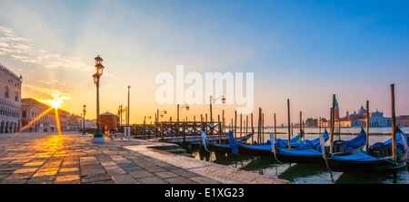 Vue panoramique de Venise avec les gondoles au lever du soleil Banque D'Images