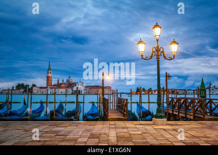 Gondoles flottant sur le Grand Canal après le coucher du soleil Banque D'Images