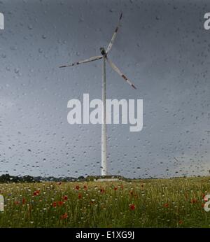 Les nuages de tempête sombre pendre sur le champs près de Sieversdorf dans la région de Oder-Spree, Brandebourg. Allemagne, 10 juin 2014. Des rapports établissent que le mauvais temps après avoir traversé l'Allemagne le 09 juin 2014 gauche accidents cinq morts. Photo : Patrick Pleul/dpa Banque D'Images