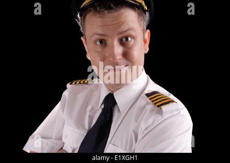 Le capitaine gaie en uniforme sur un fond noir Banque D'Images