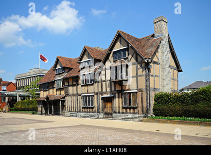 Vue avant du lieu de naissance de Shakespeare le long de Henley Street, Stratford-Upon-Avon, Angleterre, Royaume-Uni, Europe de l'Ouest. Banque D'Images