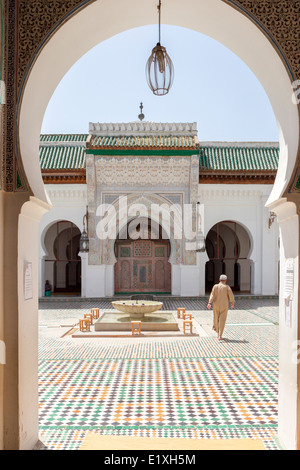 Vue à travers l'entrée principale de la cour de la mosquée Karaouiyine dans le centre de la Médina de Fès, Maroc. Banque D'Images