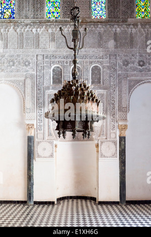 Vue de la salle de prière au magnifique El-Attarine madrassa dans la médina, Fès, Maroc. Banque D'Images