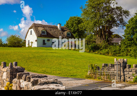 L'Irlande, Galway county, maisons de campagne traditionnelle dans le Château de Dunguaire Banque D'Images