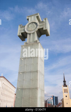 Low angle view of Monument de la liberté contre ciel nuageux, Tallinn, Estonie, Europe Banque D'Images