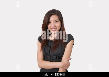 Portrait de belle jeune businesswoman smiling over white background Banque D'Images