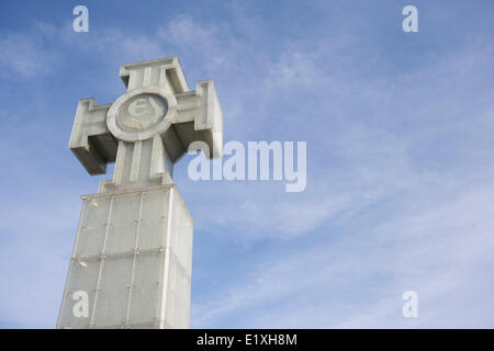 Low angle view of Monument de la liberté contre ciel nuageux, Tallinn, Estonie, Europe Banque D'Images