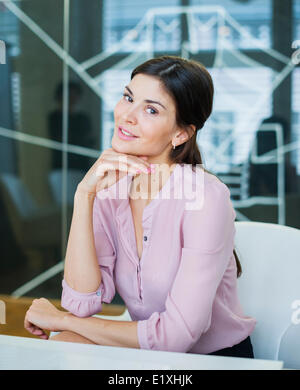 Portrait de belle jeune businesswoman at conference table Banque D'Images