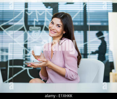 Portrait of smiling businesswoman in office Banque D'Images