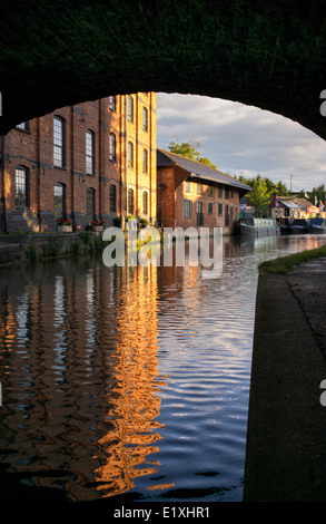 Moulin à maïs Blisworth et narrowboats sur le Grand Union Canal au lever du soleil. Blisworth, Northamptonshire, Angleterre Banque D'Images