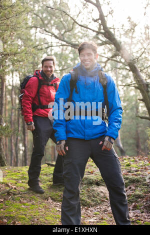 Heureux randonneurs masculins à l'écart dans la forêt Banque D'Images