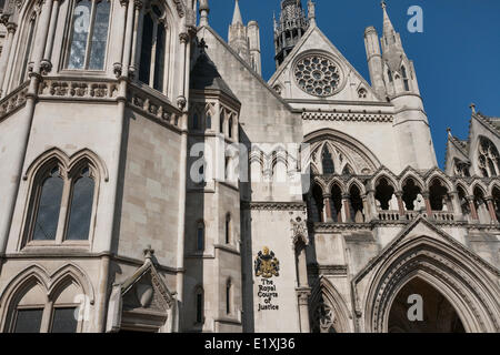 Extérieur de la Royal Courts of Justice à Londres, Angleterre, Royaume-Uni Banque D'Images