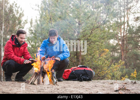 Homme backpackers camp dans les mains au réchauffement de la forêt Banque D'Images