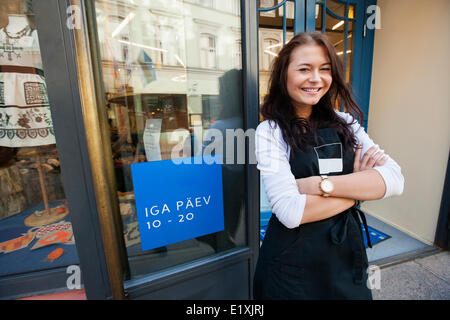 Portrait of smiling saleswoman standing arms crossed en dehors de supermarché Banque D'Images