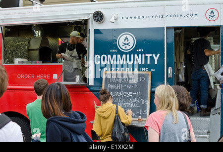 Les clients attendent de la Communauté Pizza Pizzeria camion alimentaire sur Commercial Drive au cours de la Journée italienne festival de rue. Banque D'Images