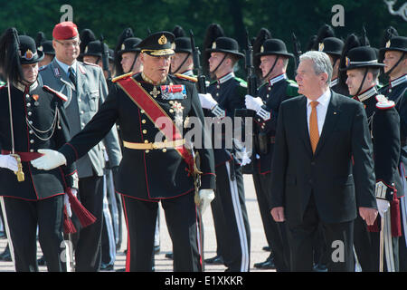 Oslo, Norvège. 11 Juin, 2014. Le Président allemand Joachim Gauck (R) est accueilli par le Roi Harald V au Palace à Oslo, Norvège, 11 juin 2014. Gauck est sur une visite de quatre jours de visite en Norvège. Photo : MAURIZIO GAMBARINI/dpa/Alamy Live News Banque D'Images