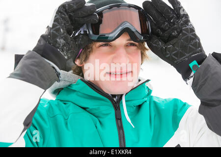 Beau jeune homme portant des lunettes de ski en plein air Banque D'Images