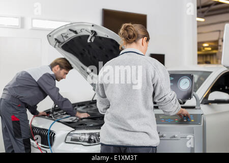 Mécanique automobile travaillant dans un atelier de réparation automobile Banque D'Images