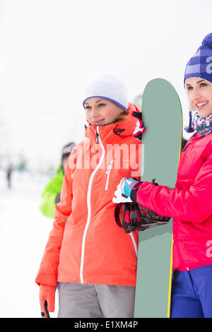 Belles jeunes femmes avec des neiges à la suite Banque D'Images