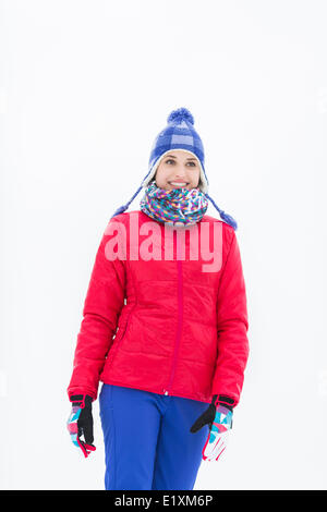 Belle jeune femme dans la marche à l'extérieur des vêtements chauds Banque D'Images