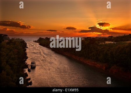 Coucher du soleil sur le Canal de (AEN) Poteidaea ('Potidea') , péninsule de Kassandra, Chalcidique, Macédoine, Grèce. Banque D'Images