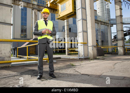 Portrait of confident young male architect standing non de l'industrie Banque D'Images