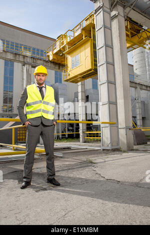 Portrait de jeune homme confiant à l'extérieur de l'industrie ingénieur Banque D'Images